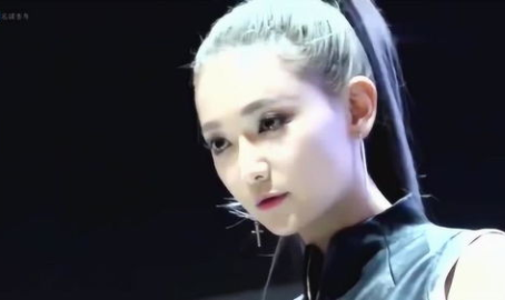 . 冷酷小姐姐 .,揭秘现代都市女性的独立与坚韧