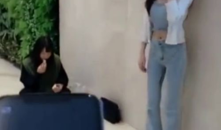 白衣服小姐姐摇头,白衣小姐姐展现坚定态度