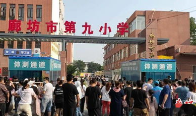 廊坊门口小姐姐,街头风采与温情瞬间